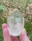 Video shows a partly polished clear quartz generator with one side unpolished which leaves a space to place your thumb.