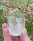 Video shows a partly polished clear quartz generator with one side unpolished which leaves a space to place your thumb. 